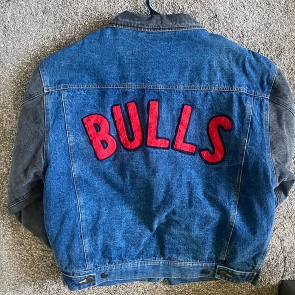 Vintage Official Licensed "In The Paint Basketball Gear" Chicago Bulls Denim Jkt